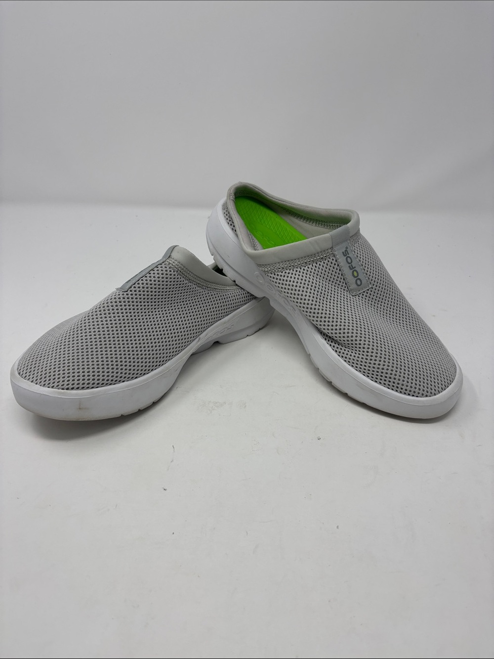 OOFOS 6 Light Gray Slip-On Clogs with Lime Green Insole